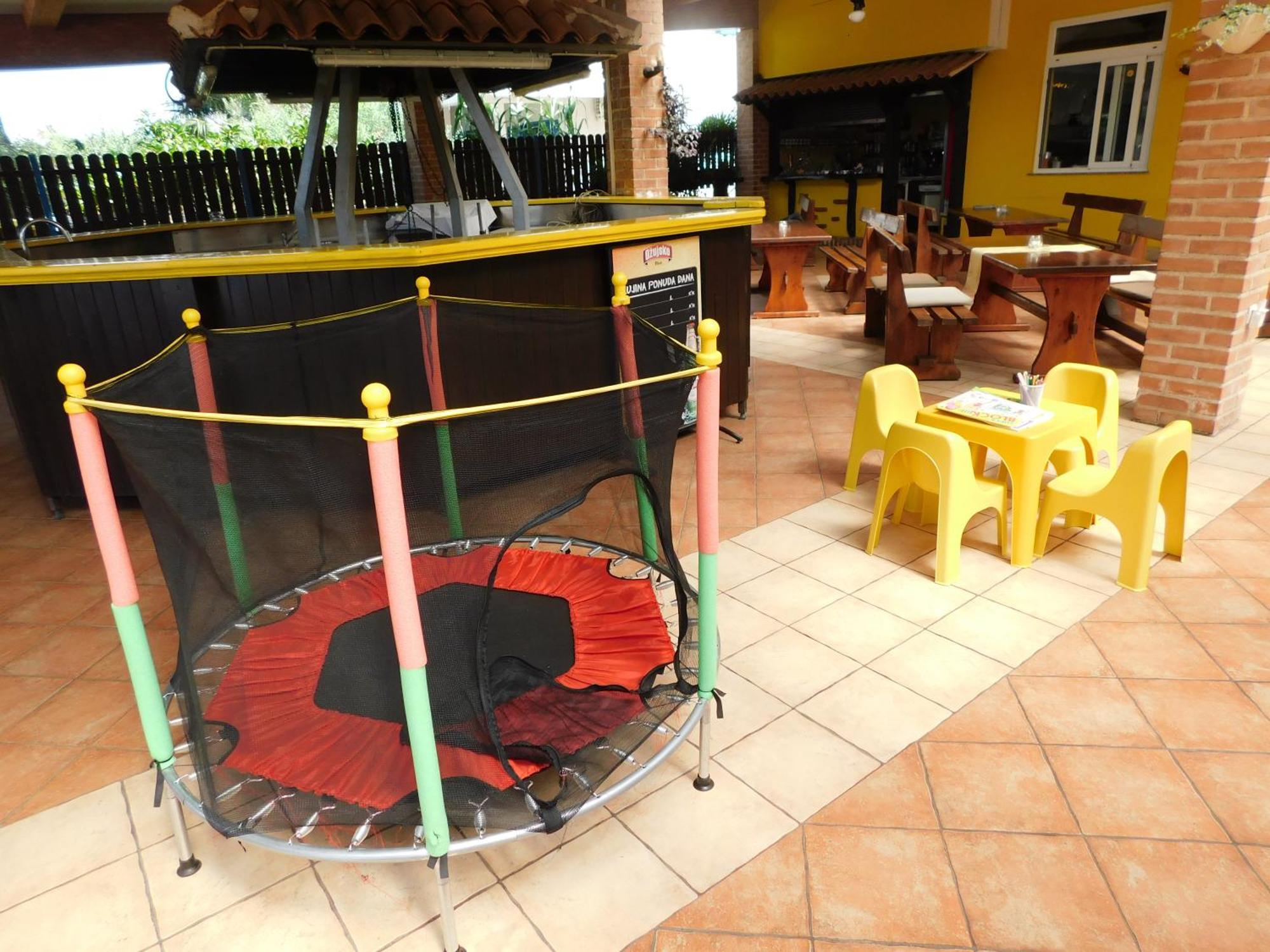 Biergarten Μεντουλίν Εξωτερικό φωτογραφία