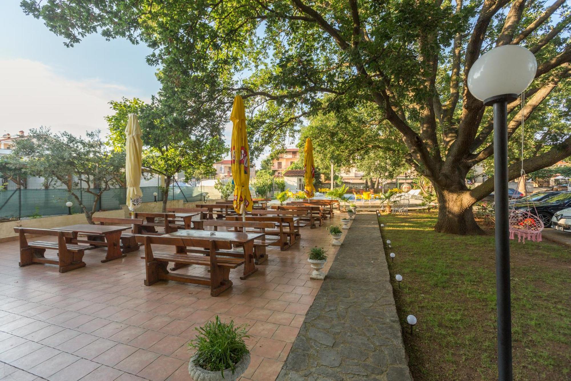 Biergarten Μεντουλίν Εξωτερικό φωτογραφία